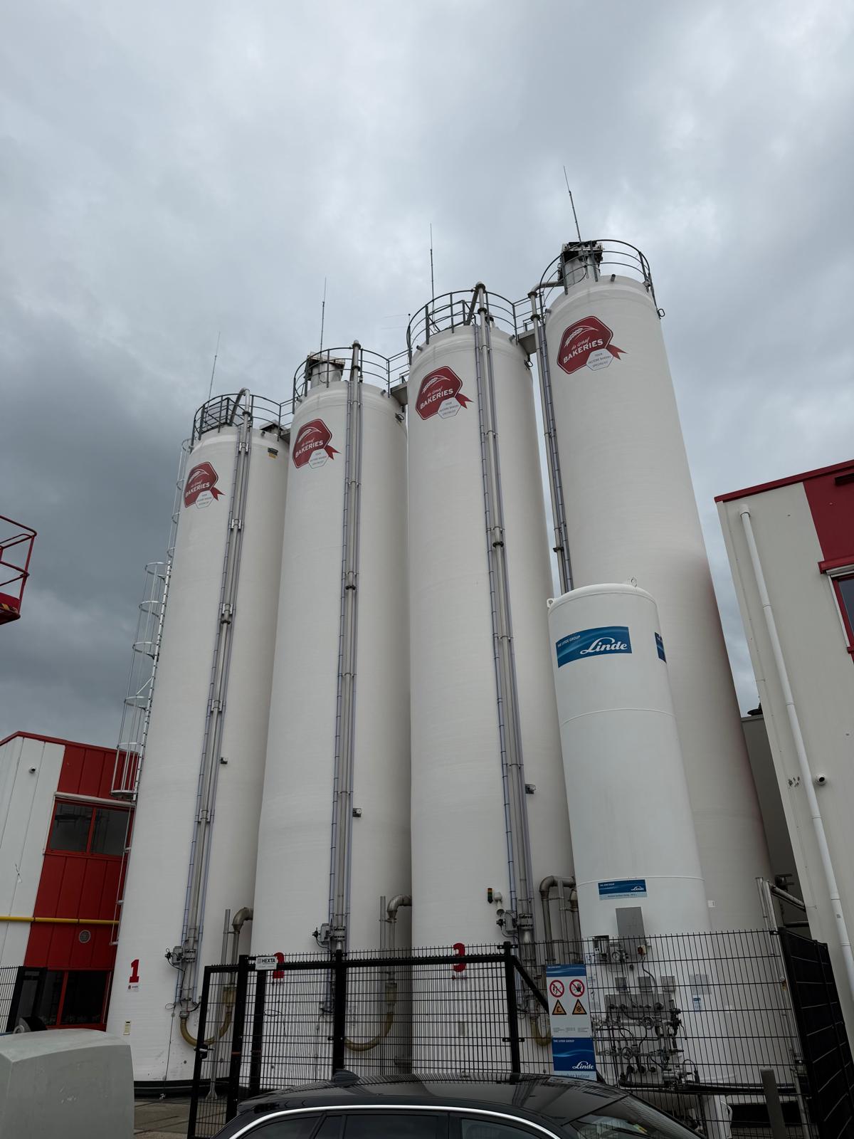 Industriële silo-installatie als voorbeeld van zakelijke reiniging